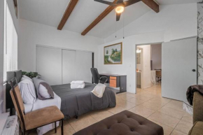 ৎ୭Bright & Gorgeous Canoga Park Guesthouseৎ୭
